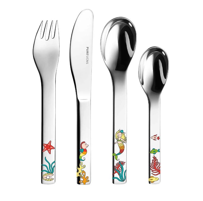 Das Bild zeigt ein vierteiliges Kinderbesteck-Set mit bunten Meeresmotiven. Auf den Griffen sind unter anderem ein Seestern, ein Seepferdchen, eine Meerjungfrau und verschiedene Fische abgebildet.