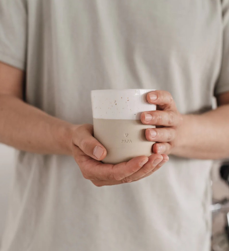 Der Becher Papa ist auf dem Bild abgebildet. Er ist ein schönes Geschenk für Väter.