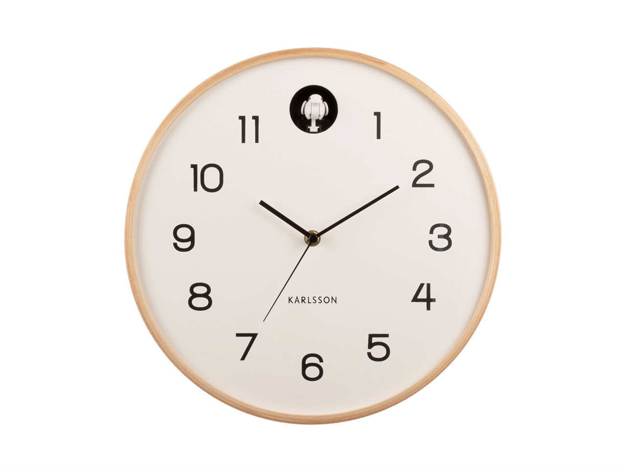 Die Abbildung zeigt eine runde Wanduhr aus hellem Birkenholz mit schwarzem Zahlenblatt. Oben befindet sich ein kleines Kuckucksvögelchen in einer Öffnung.