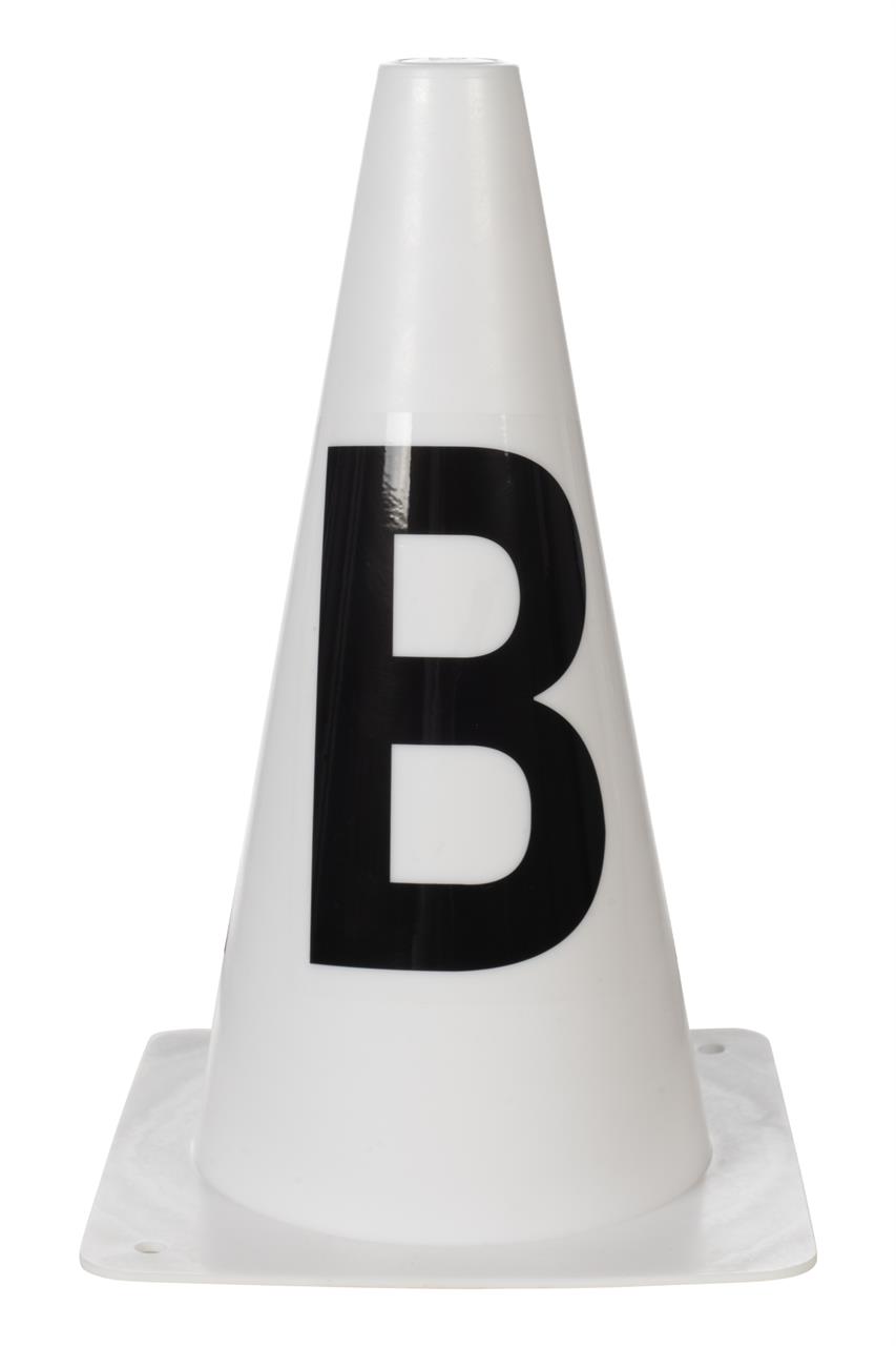 Auf dem Bild ist ein weißer Pylon mit einem großen schwarzen Buchstaben "B" zu sehen. Es handelt sich um einen Bahnpylon für Dressur oder Hobby Horsing.