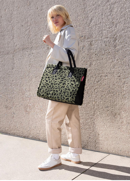 Diese Abbildung zeigt die Daily Shopper Teddy Leo olive. Die Tasche fällt durch ihr trendiges Leo-Design und ihre olive Farbe auf.