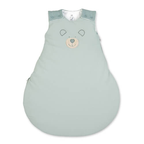 Auf dem Bild ist ein Babyschlafsack in hellgrüner Farbe zu sehen. Auf der Vorderseite ist ein süßes Bärengesicht abgebildet.
