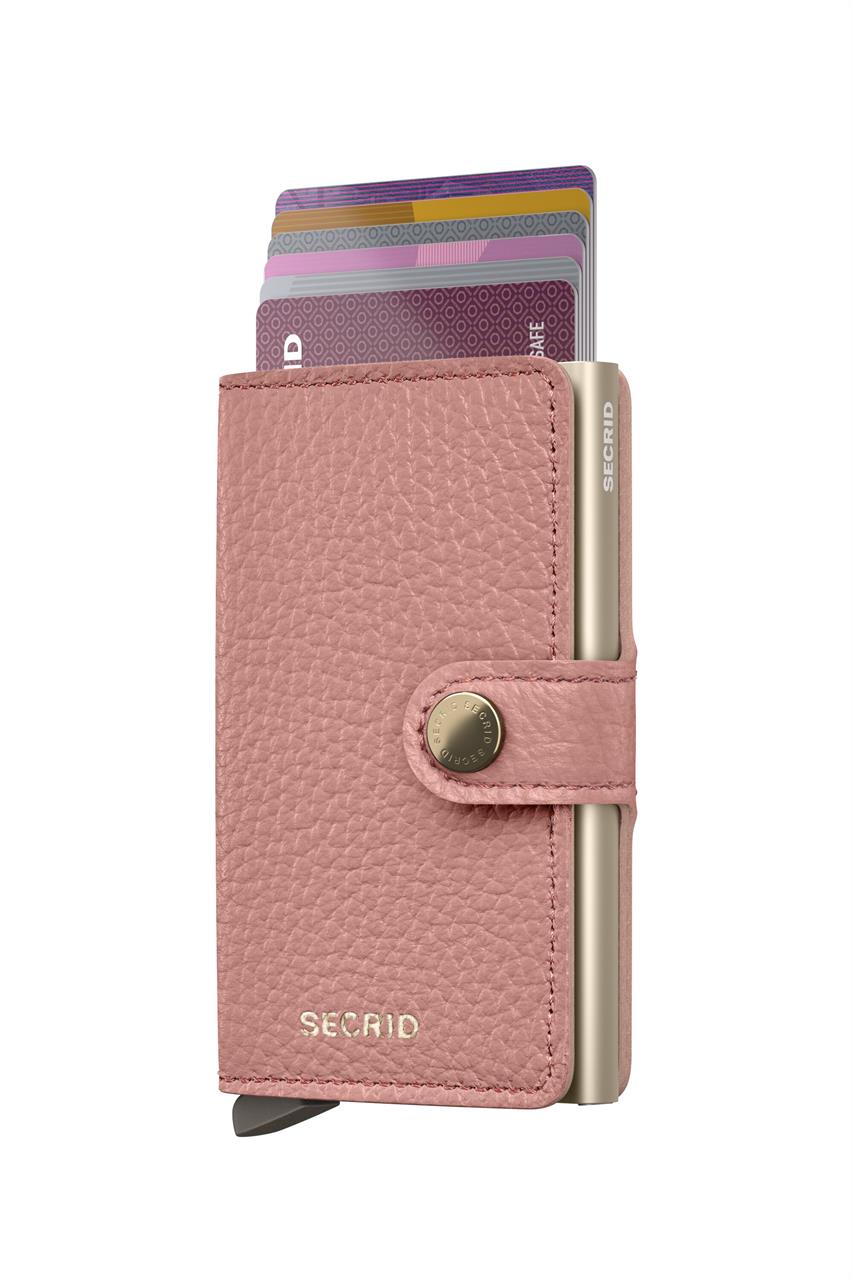 Das Bild zeigt eine Miniwallet Pebble Rose von Secrid in einer rosa Lederoptik. Aus dem kompakten Portemonnaie ragen mehrere Kreditkarten hervor.