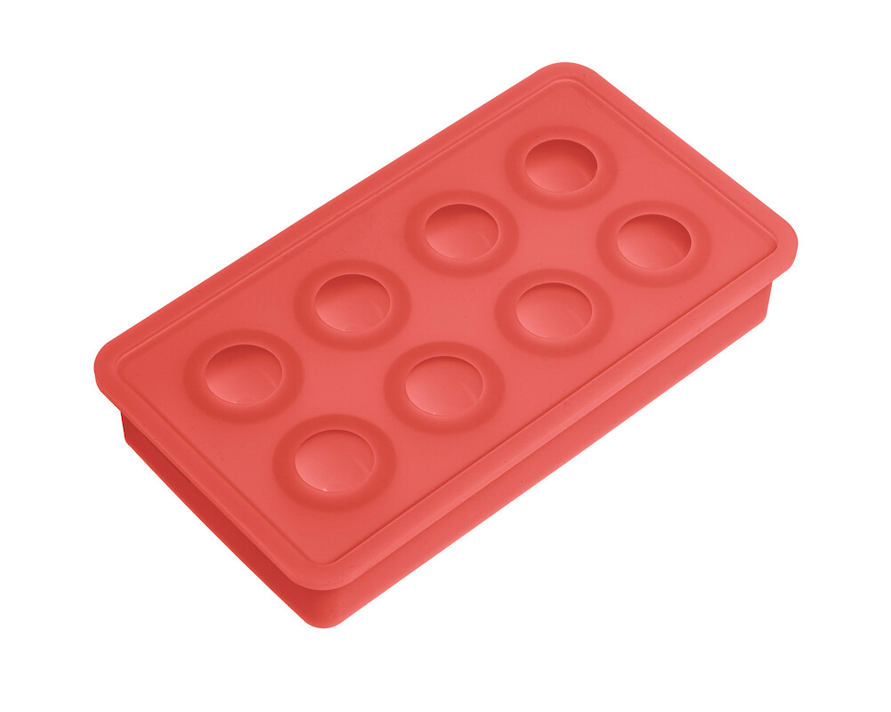 Das Bild zeigt eine rote Eiswürfelform mit acht runden Kammern. Mit dieser Form können kugelförmige Eiswürfel mit einem Durchmesser von 33 mm hergestellt werden.