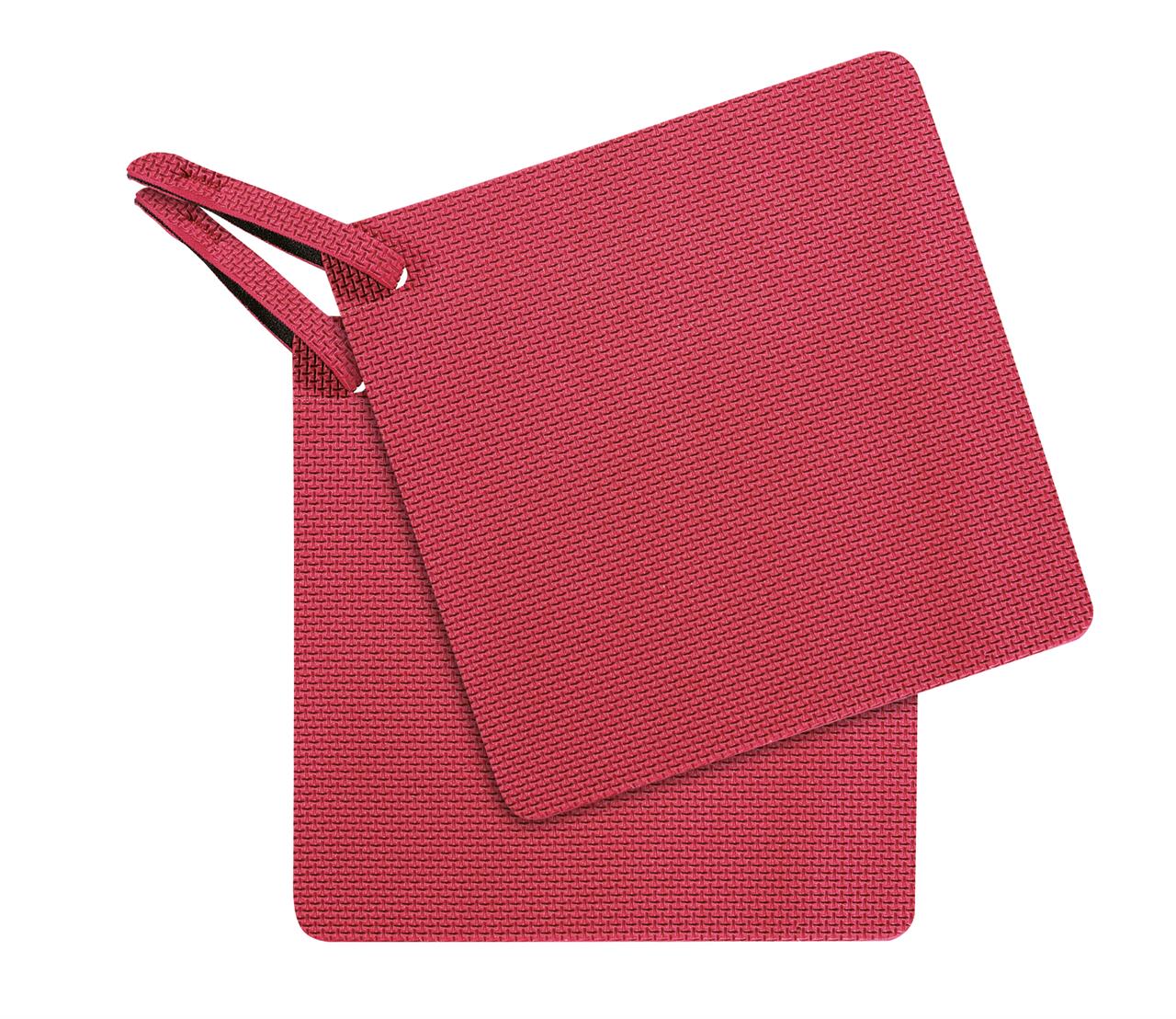 Das Bild zeigt ein Paar rote Topflappen mit einer feinen Struktur. Die Topflappen haben praktische Aufhängeschlaufen in der Ecke.
