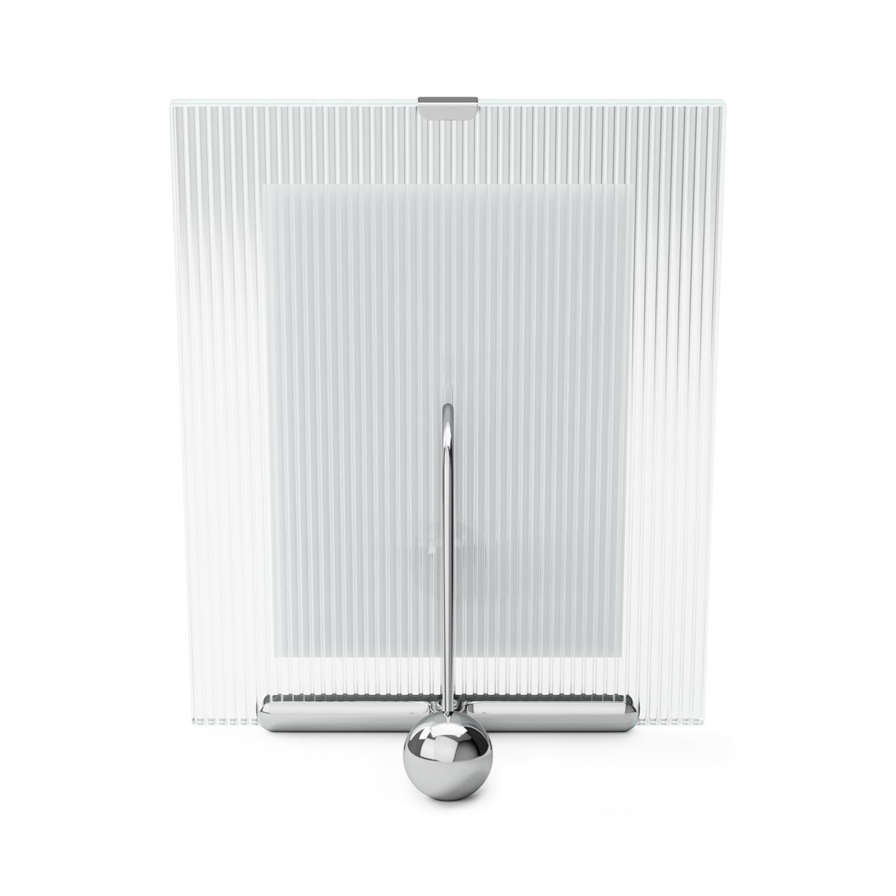 Das Bild zeigt einen Bilderrahmen mit geriffeltem Glas und einem verchromten Standfuß. Der Rahmen ist für Fotos in der Größe 13x18 cm geeignet.