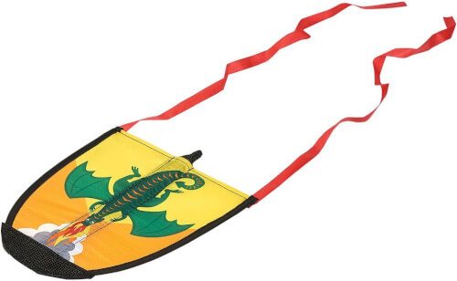 Das Bild zeigt eine bunte Wurfscheibe mit einem Drachenmotiv. An den Seiten sind rote Bänder befestigt.