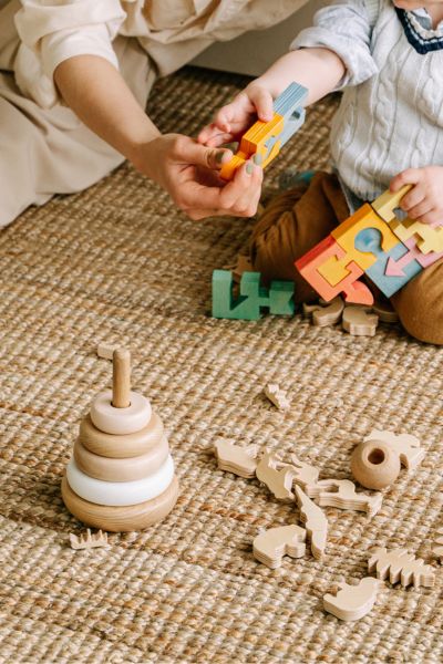 Das Bild zeigt ein Holzspiel. Es handelt sich um ein Spielzeug aus Holz.