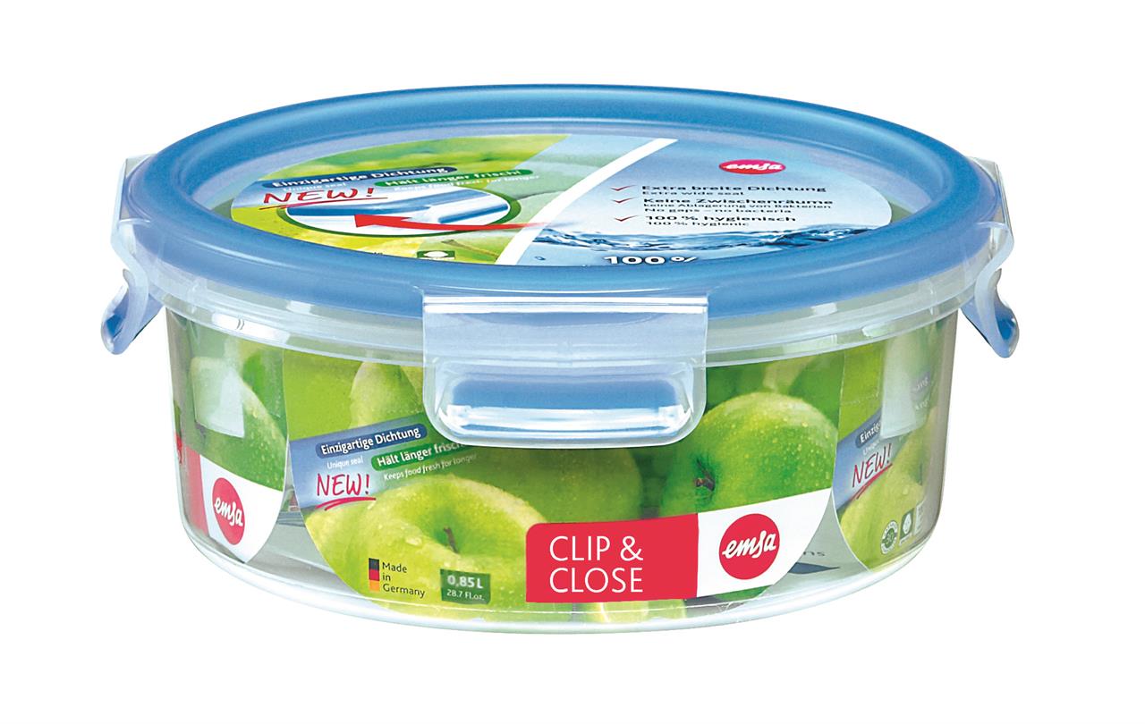 Das Bild zeigt einen runden Frischhaltebehälter mit blauem Deckel der Marke emsa. Auf dem Etikett steht "Clip & Close" und das Fassungsvermögen beträgt 0,85 Liter.