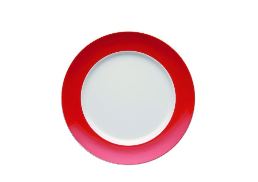 Der Teller hat einen weißen Innenbereich und einen breiten roten Rand. Er misst 27 cm im Durchmesser und gehört zur Serie "Sunny Day / New Red".