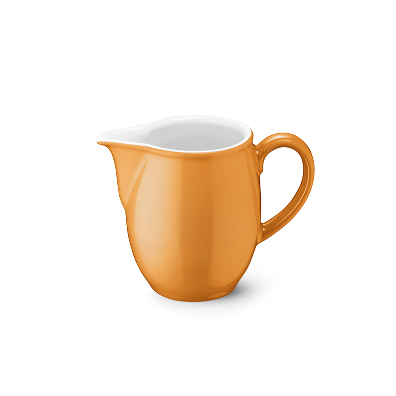 Das Bild zeigt einen kleinen Gießer mit einem Fassungsvermögen von 0,25 Litern in kräftigem Orange. Der Gießer hat eine weiße Innenseite und einen Henkel.