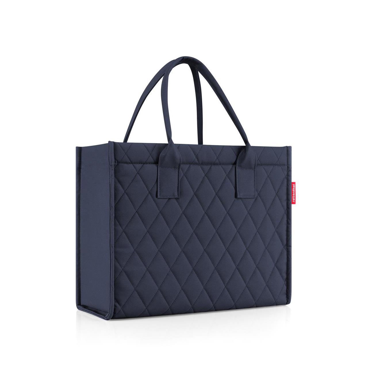 Die Abbildung zeigt die Einkaufstasche "Daily Shopper Rhombus Midnight". Die Tasche ist dunkelblau, hat ein gestepptes Rautenmuster und zwei Tragegriffe.
