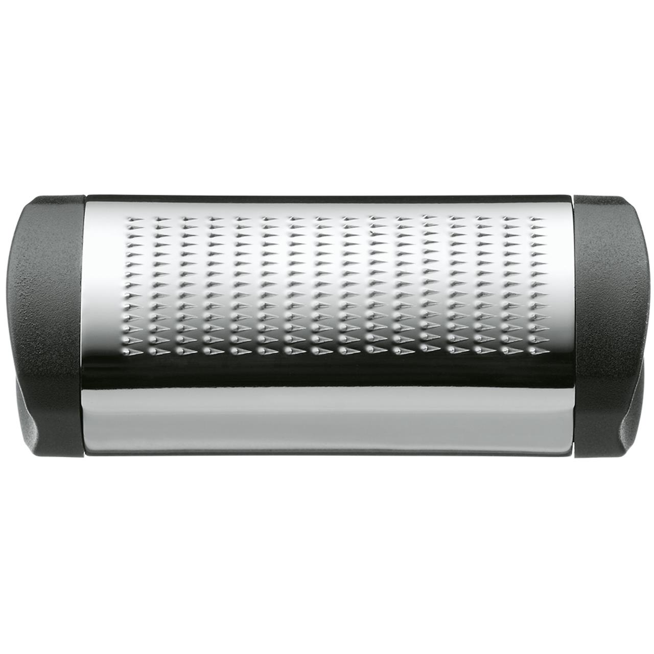 Das Bild zeigt eine Muskatreibe aus der Serie Top Tools. Sie besteht aus Metall mit schwarzen Enden und hat eine geriffelte Reibefläche.