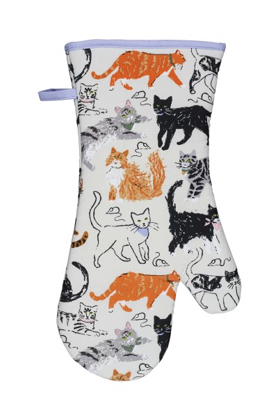 Der Topfhandschuh "Feline Friends" ist mit bunten Katzenmotiven verziert. Er besteht aus Stoff und eignet sich perfekt zum Schutz der Hände beim Kochen oder Backen.