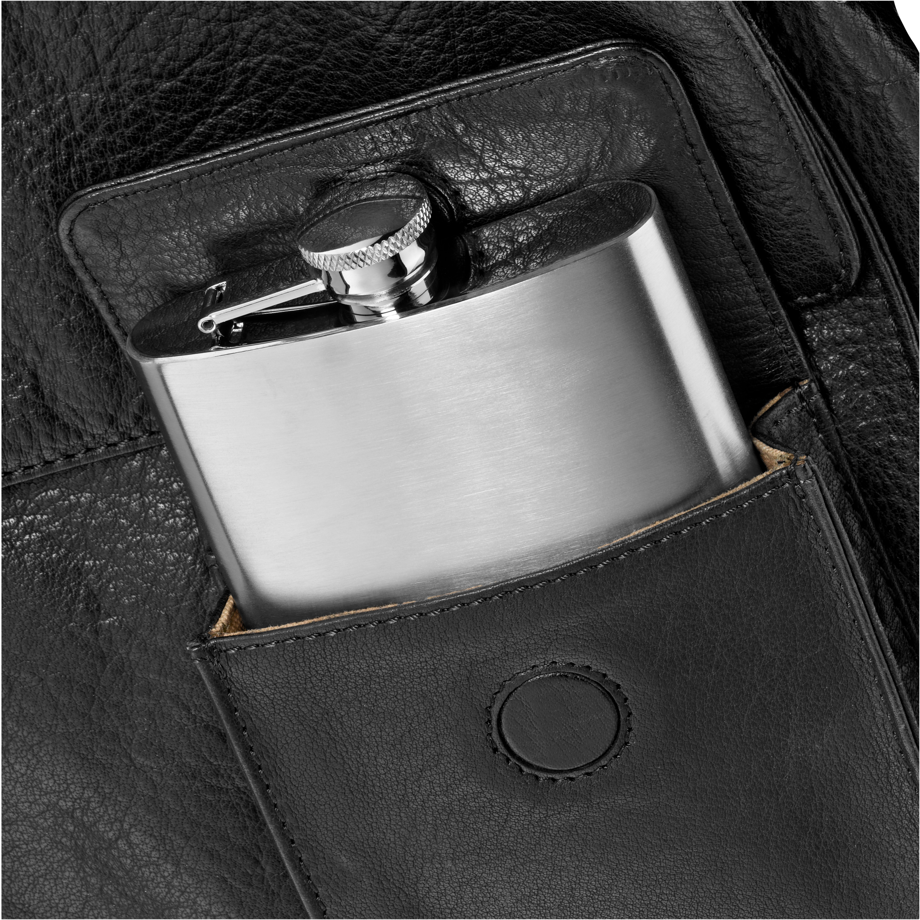 Auf dem Bild ist eine silberne Flachmannflasche zu sehen, die in einer schwarzen Ledertasche steckt. Die Nahaufnahme zeigt die Struktur des Leders und den glänzenden Metallverschluss der Flasche.