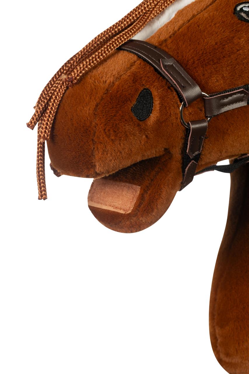 Auf dem Bild ist ein detailreicher, brauner Steckenpferdkopf aus Plüsch mit Zaumzeug zu sehen. Es handelt sich um das Produkt "Hobby Horse -Premium- Dunkelfuchs".