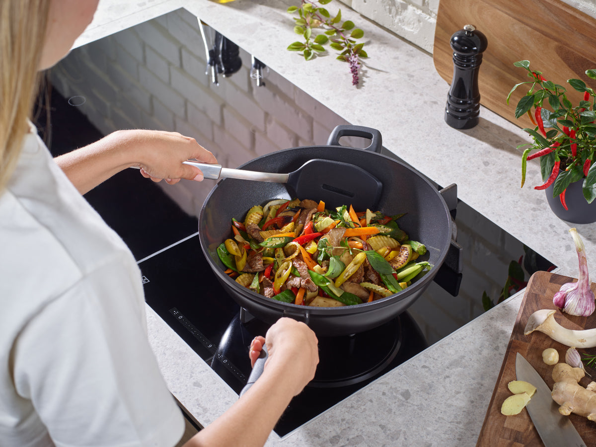 Abgebildet ist ein Wok der Adamant Serie für anspruchsvolles Kochen. Der Wok ist rund und schwarz.