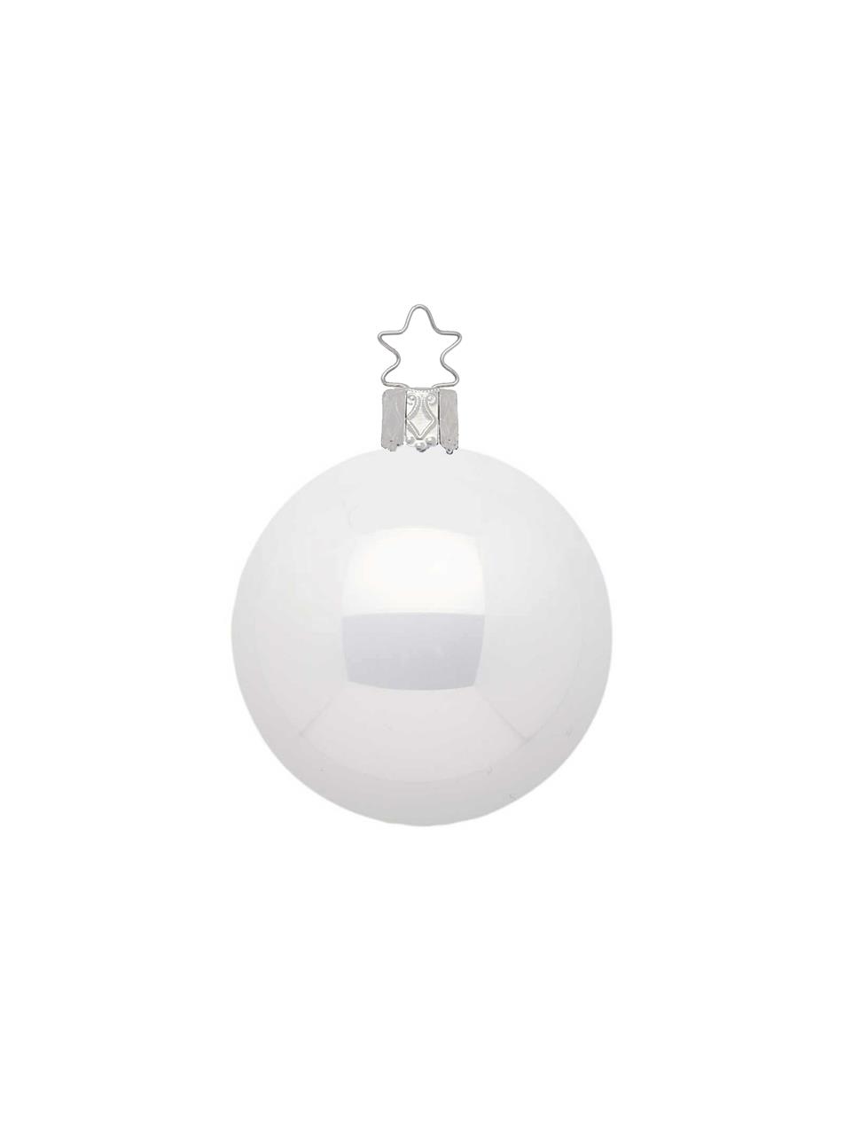 Die Abbildung zeigt eine Weihnachtskugel in porzellanweißem Opal. Die Kugel hat einen Durchmesser von 8 cm und einen Aufhänger in Sternform.