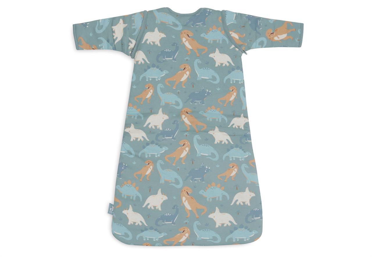 Der Schlafsack für Babys ist 90 cm lang und hat abnehmbare Ärmel. Er ist blau und mit bunten Dinosauriermotiven bedruckt.