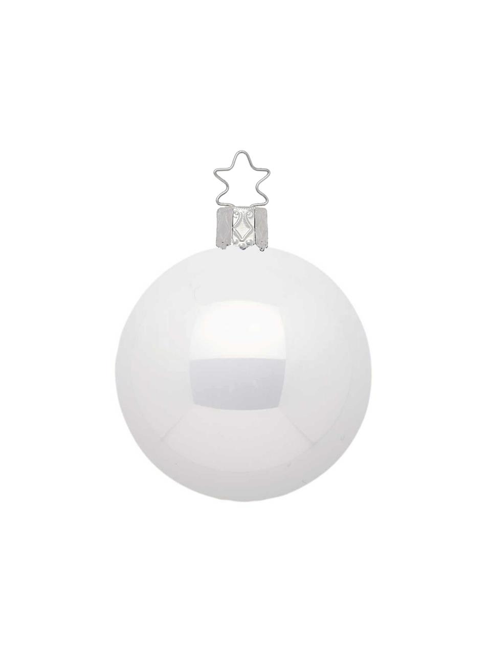 Die Abbildung zeigt eine weiße, opale Porzellankugel mit einem Durchmesser von 10 cm. Oben ist eine silberne Aufhängeöse in Sternform befestigt.