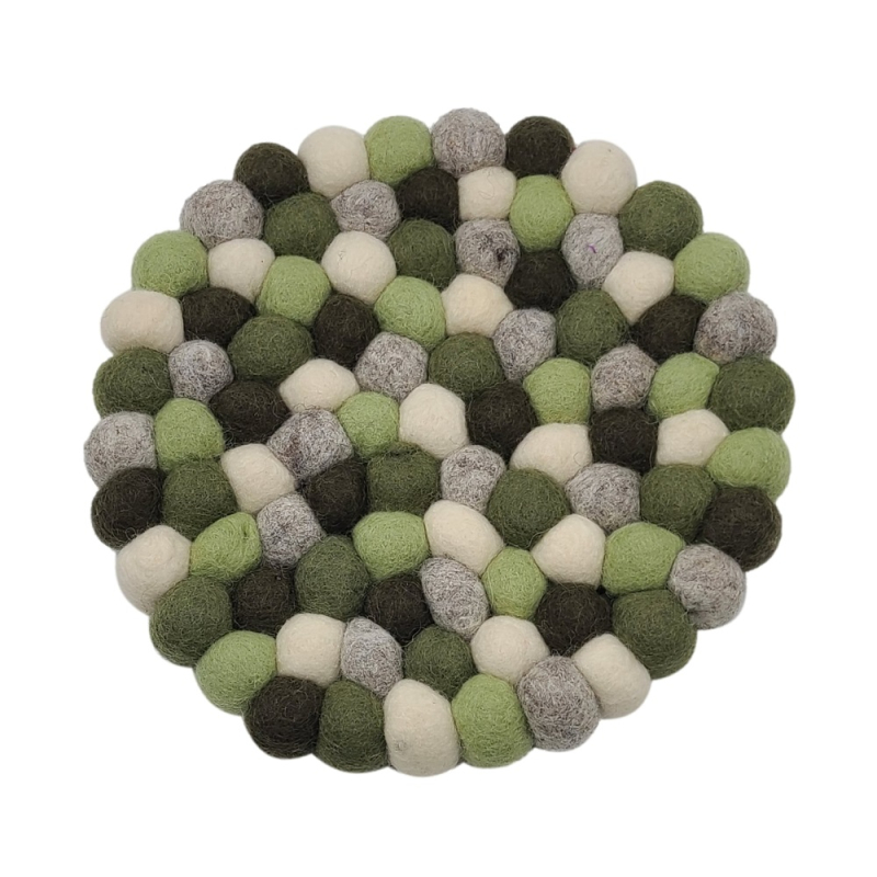 Abgebildet ist ein Untersetzer mit dicken Filz-Kugeln in Grün, Grau und Weiß, Durchmesser 21 cm. Das Produkt trägt den Namen 'Untersetzer dicke Kugeln 21cm grün, grau,weiß'.