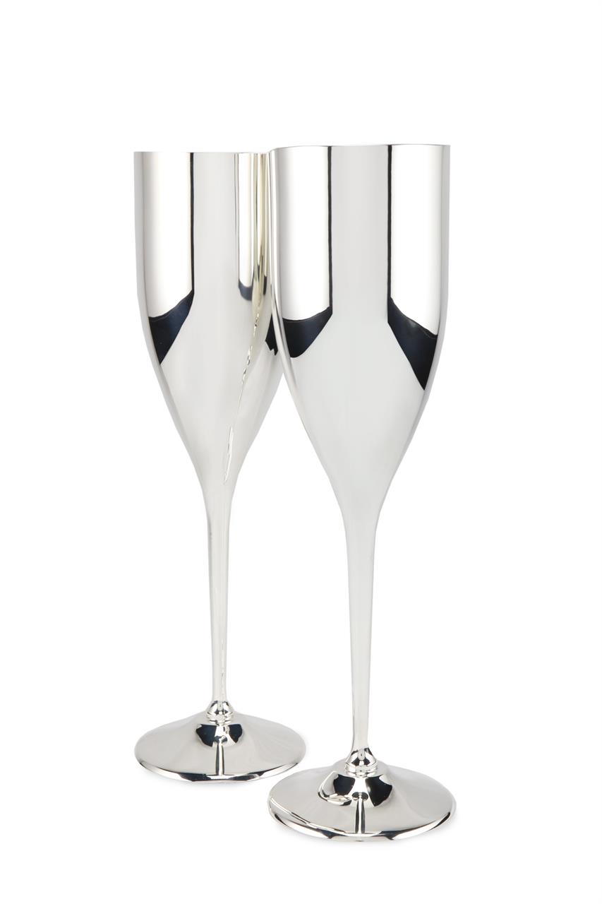 Auf dem Bild sind zwei versilberte Sektkelche zu sehen. Die eleganten Gläser sind 24 cm hoch und haben ein Fassungsvermögen von 0,2 Litern.