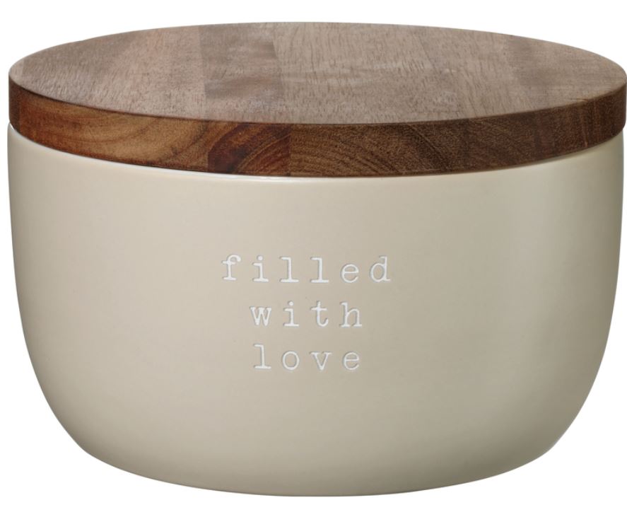 Die Dose hat einen Holzdeckel und ist beige. Auf der Vorderseite steht der Schriftzug "filled with love".