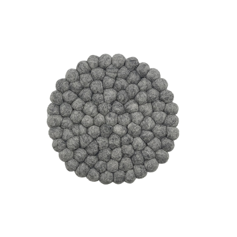 Filz Untersetzer dicke Kugeln, Ø ca. 21 cm in der Farbe Stein ist auf dem Bild zu sehen. Der Untersetzer besteht aus dicken Filzkugeln und eignet sich als dekoratives Accessoire für den Tisch.