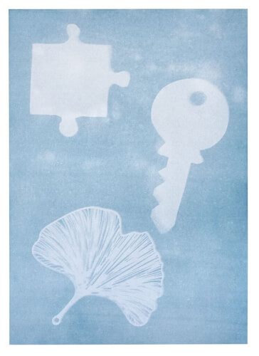 Auf dem Bild sind die Umrisse eines Puzzleteils, eines Schlüssels und eines Blattes zu sehen. Die Formen heben sich weiß von einem blauen Hintergrund ab.