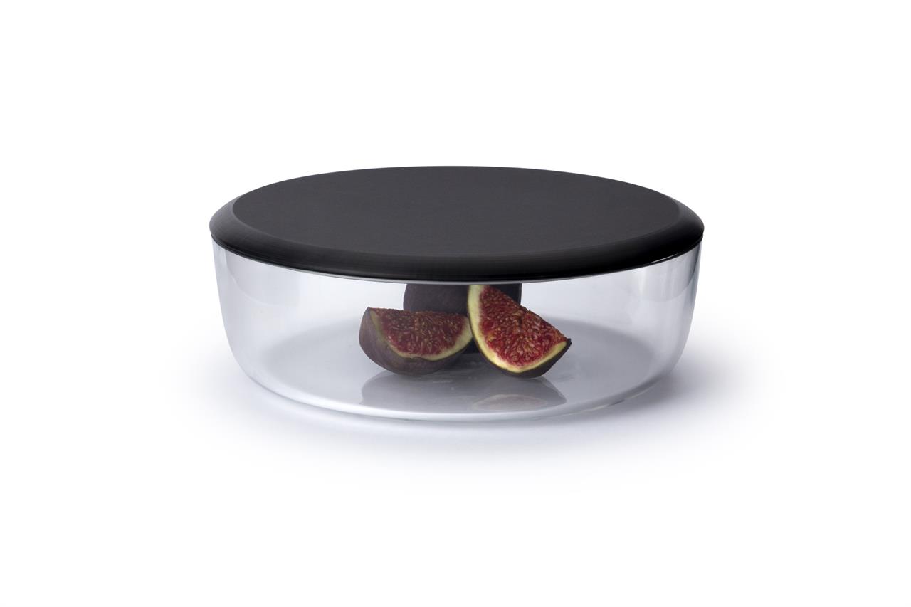 Auf dem Bild ist eine transparente Käseglocke/Deckelschüssel mit schwarzem Deckel zu sehen. Im Inneren liegen einige Stücke einer Feige.