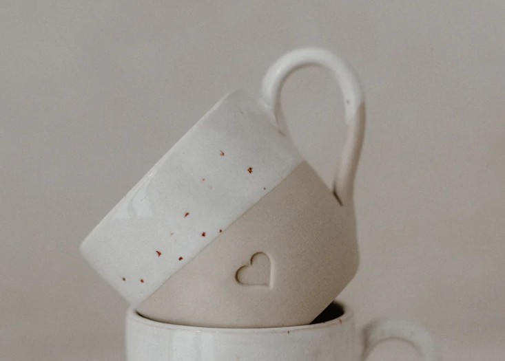 Espresso Becher Herz mit herzförmigem Aufdruck. Ein bezaubernder Espressobecher für besondere Momente.