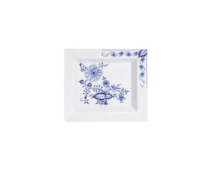 Das Bild zeigt eine rechteckige Schale mit weißem Rand und einem blauen Zwiebelmuster. Die Schale misst 21 x 18,5 cm und ist im kobaltblauen Stil dekoriert.