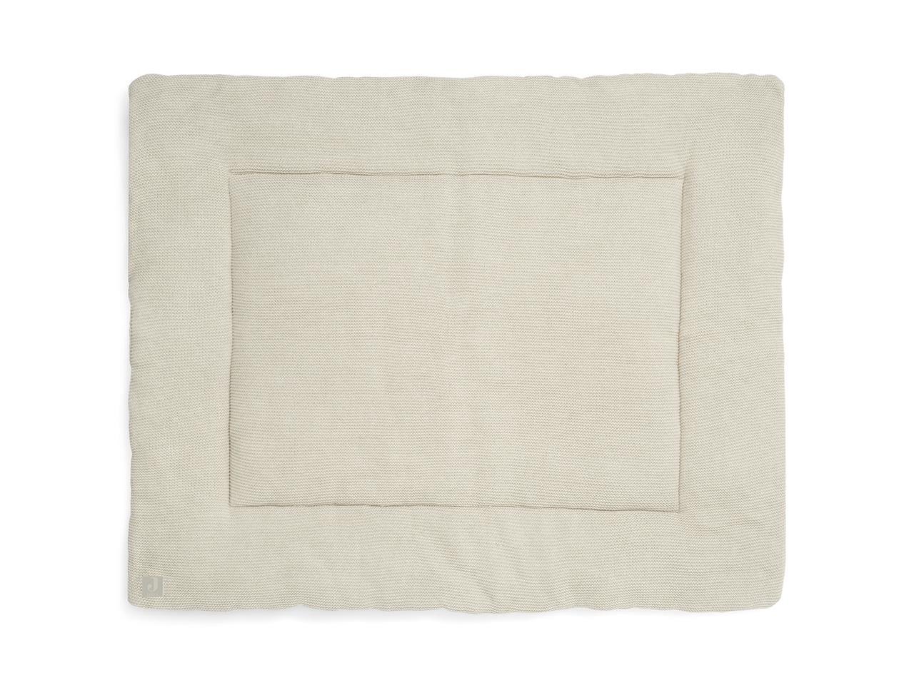 Die Abbildung zeigt eine weiche, rechteckige Krabbeldecke in der Farbe Nougat. Die Decke misst 80 x 100 cm und hat ein schlichtes Strickmuster.