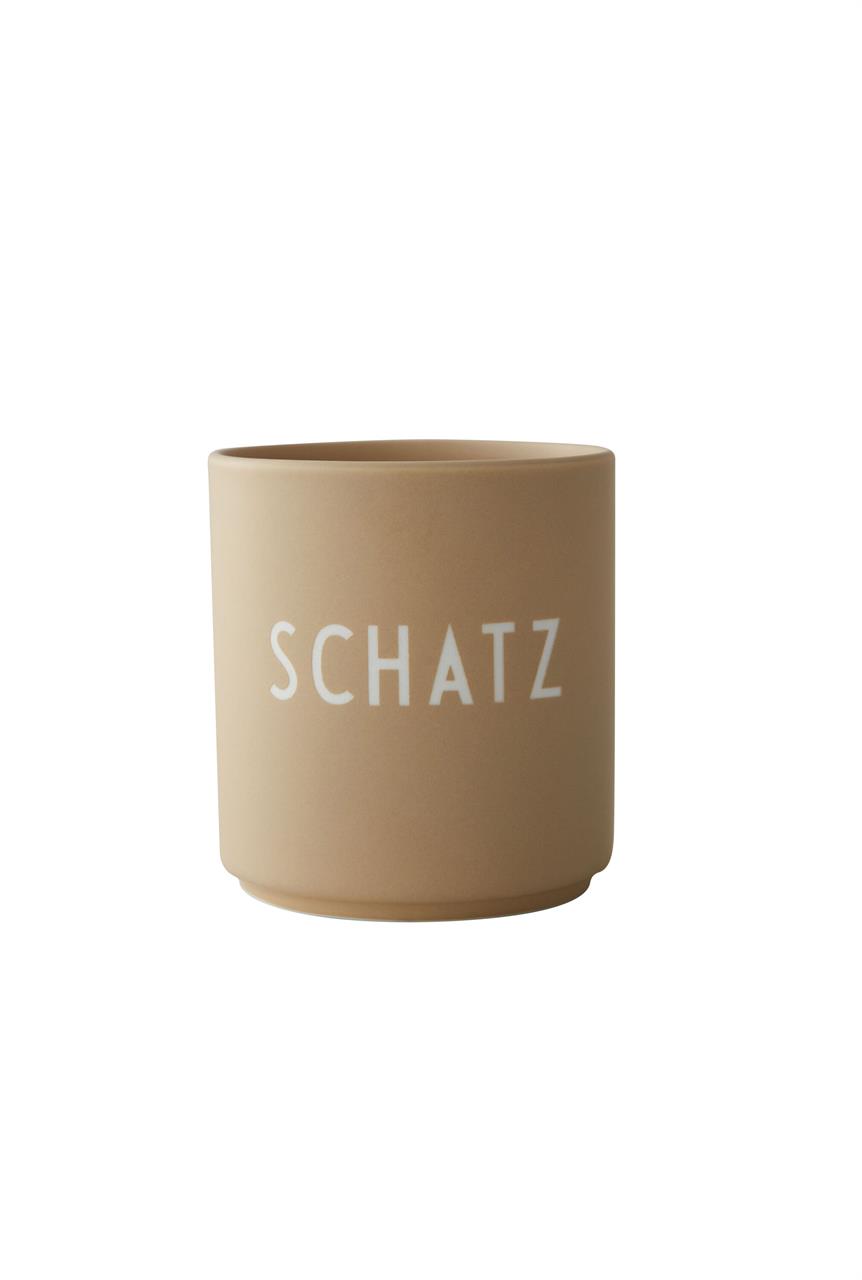Auf dem Bild ist ein beiger Becher mit der Aufschrift "SCHATZ" zu sehen. Der Becher hat eine schlichte, zylindrische Form und misst 8,5 x 8 cm.