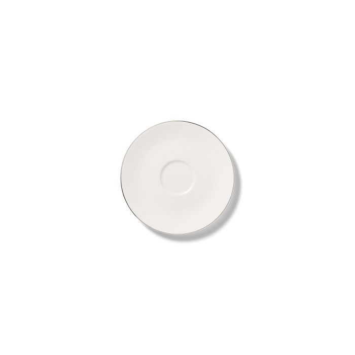 Eine Untertasse mit einem Fassungsvermögen von 0,11 l aus der Platin Line Fine Bone China Kollektion ist zu sehen. Die Tasse ist schlicht und mit einem feinen Platinrand verziert.