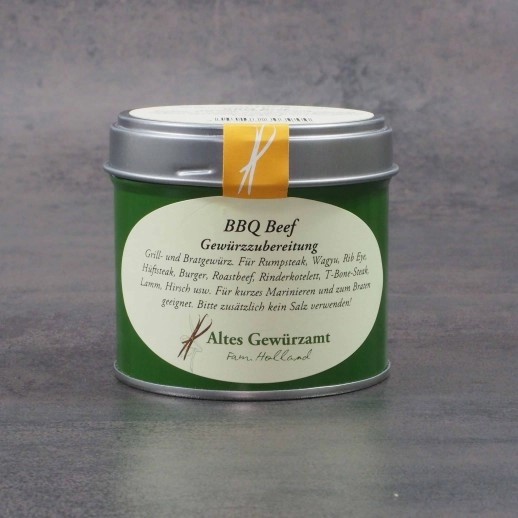 Auf dem Bild ist eine grüne Dose mit der Aufschrift "BBQ Beef Gewürzzubereitung" zu sehen. Die Dose stammt von der Marke "Altes Gewürzamt" und enthält 100g Gewürzmischung für Grillfleisch.