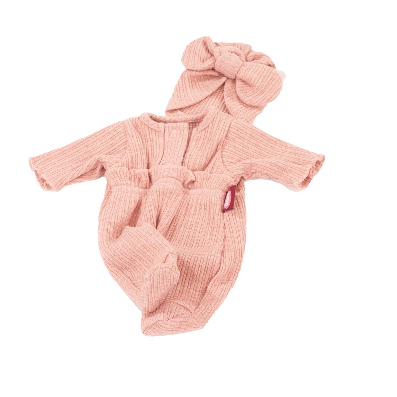 Das Bild zeigt einen rosa Strampler mit passender Kapuze und Schleife, Produktname "Kombi Sweet Baby, 30cm". Das Outfit besteht aus weichem, geripptem Stoff und ist für Puppen geeignet.
