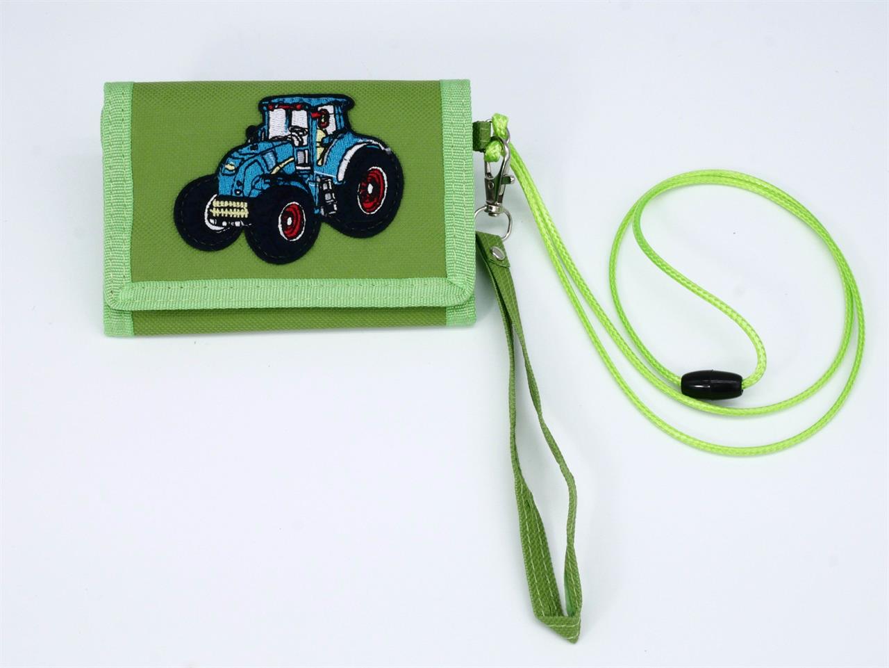 Das Bild zeigt einen grünen Brustbeutel mit Sicherheitsverschluss und einem blauen Traktor als Motiv. Der Brustbeutel hat ein grünes Band zum Umhängen.