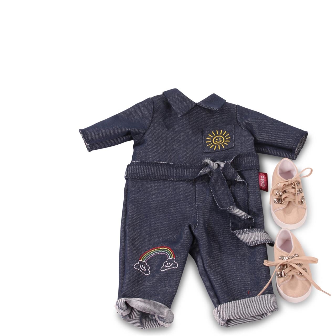 Das Bild zeigt einen dunkelblauen Jeans-Jumpsuit mit einem Sonnen- und Regenbogenmotiv für Puppen. Dazu gehören ein passender Gürtel und beigefarbene Schuhe.