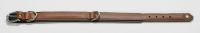 Das Bild zeigt ein braunes Nappaleder-Halsband mit Metallschnalle. Das Halsband ist schlicht und elegant gestaltet.