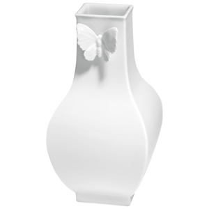 Die Vase ist weiß, groß und hat eine eckige Form. Auf der Vorderseite ist eine Schmetterlingsverzierung angebracht.