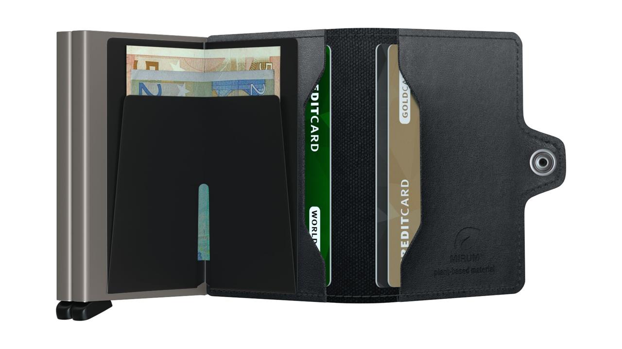 Das Bild zeigt das geöffnete Twinwallet Mirum Plant-Based Black Portemonnaie mit mehreren Karten und Geldscheinen darin. Das Portemonnaie besteht aus einem pflanzenbasierten Material und hat eine schwarze Farbe.