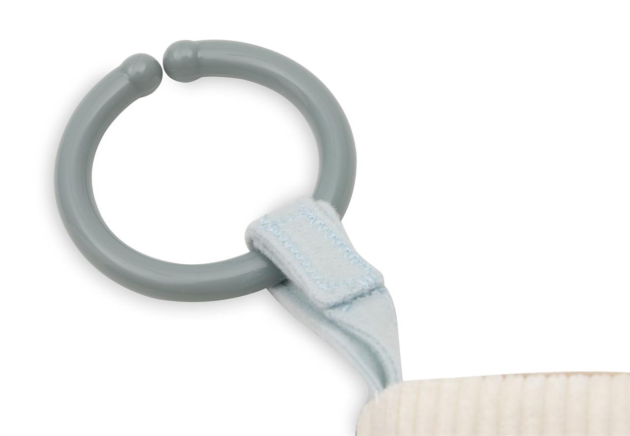 Das Bild zeigt einen grauen Kunststoffring mit einem befestigten Stoffband. Der Ring ist Teil des Produkts "Stoffbuch mit Aktivitäten On The Go".