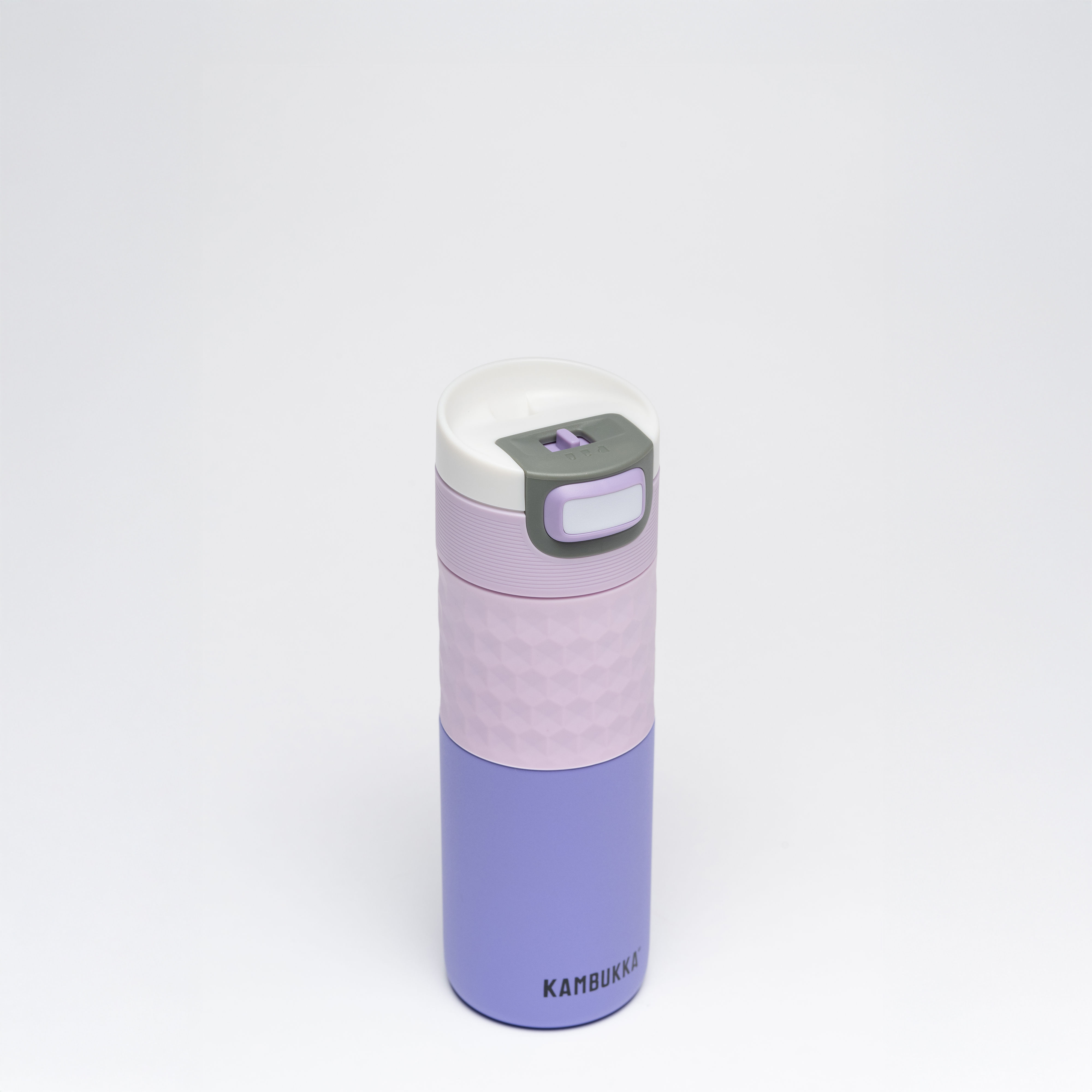 Die Trinkflasche Etna grip 0,5l Pale Purple ist auf diesem Bild zu sehen. Diese Wasserflasche hat eine zarte, violette Farbe.