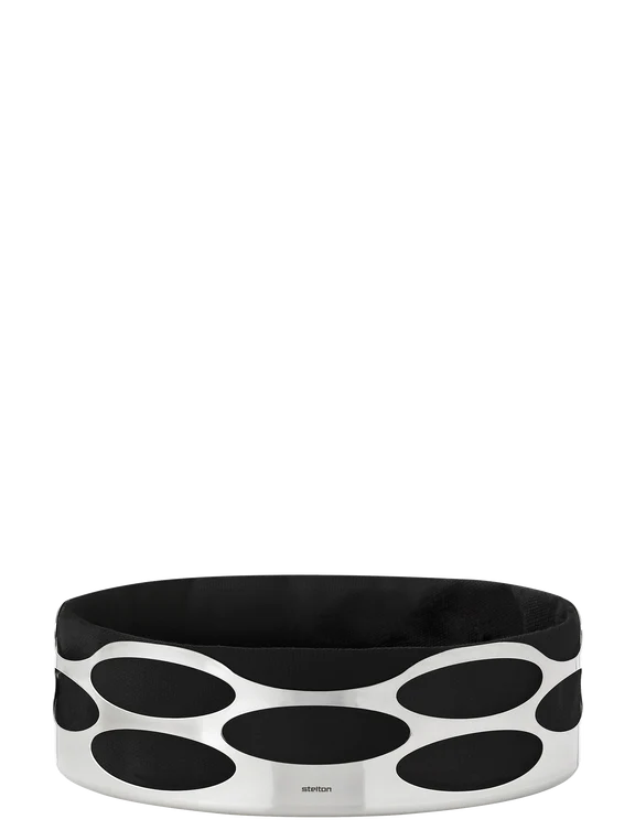 Die Abbildung zeigt die Brotschale "Embrace" in Matt Schwarz/Schwarz. Sie hat ein modernes, oval ausgeschnittenes Design mit einer schwarzen Stoffeinlage.