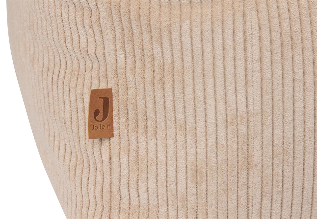 Das Bild zeigt einen Kindersessel aus beigem Cordstoff. An der Seite ist ein kleines braunes Etikett mit dem Schriftzug „Jollein“ angebracht.