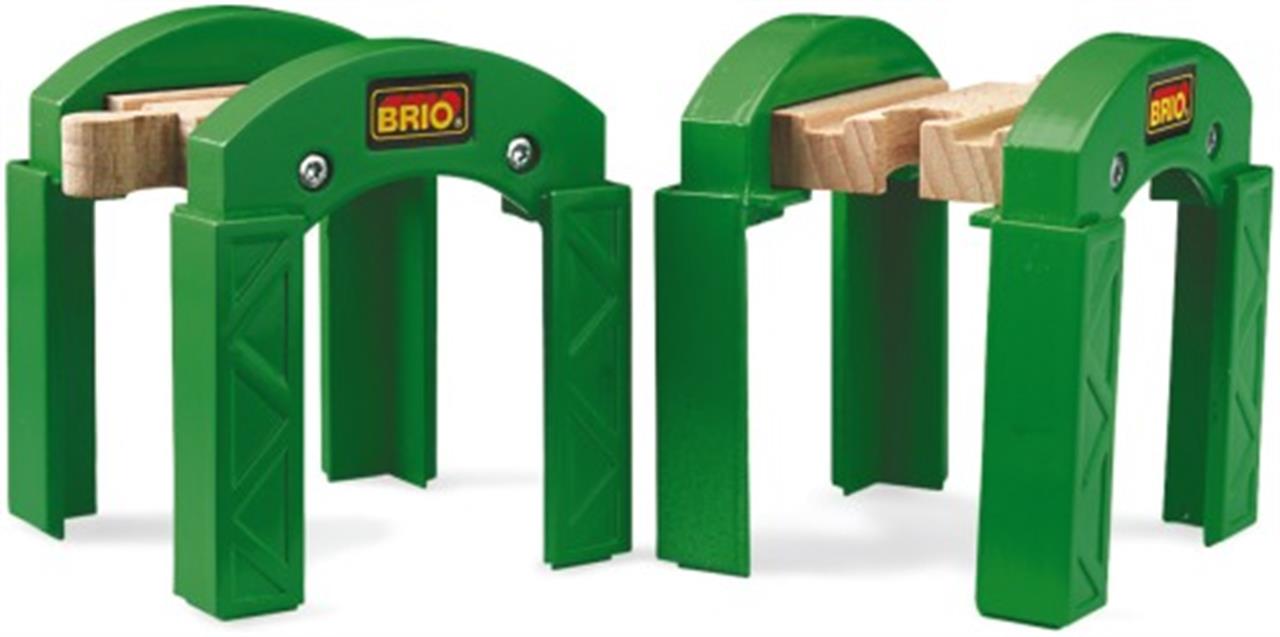 Das Bild zeigt das BRIO® Stapelbares Brückensystem 33253. Das Spielzeug besteht aus zwei grünen Brückenteilen mit Holzschienen in der Mitte.