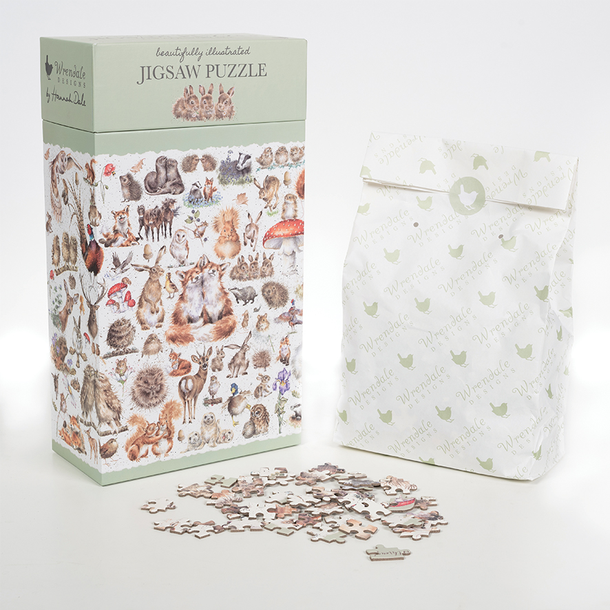 Das Bild zeigt ein Wildtierpuzzle mit 1000 Teilen und einer detailreich illustrierten Verpackung. Neben der Box liegt eine Tüte mit Puzzleteilen und einige Teile sind auf dem Tisch verteilt.