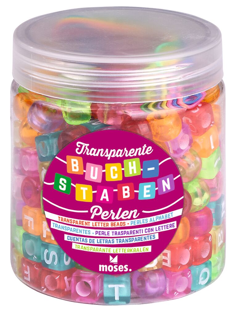 Das Bild zeigt eine Dose mit transparenten Buchstabenperlen in verschiedenen Farben. Auf dem Etikett steht "Transparente Buchstabenperlen" und die Marke "moses."