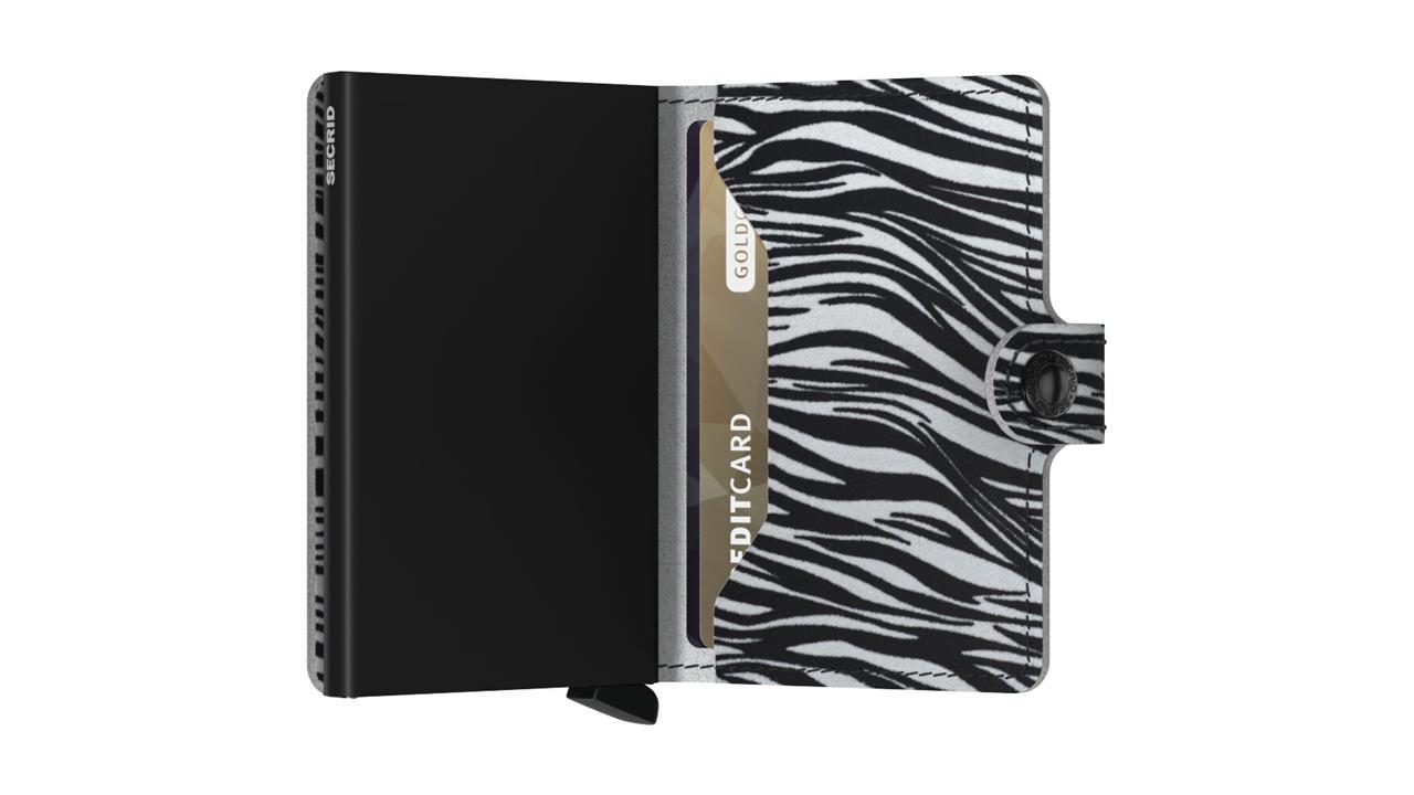 Das Bild zeigt das geöffnete Miniwallet Zebra Light Grey mit einem auffälligen Zebramuster in Schwarz und Weiß. Im Inneren ist ein Kreditkartenfach sichtbar, in dem eine Karte steckt.